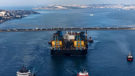 Dev vinç gemisi Saipem 7000 İstanbul Boğazından geçti