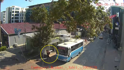 Osmaniye’de korkutan anlar kamerada Çınar ağacı halk otobüsünün üzerine devrildi