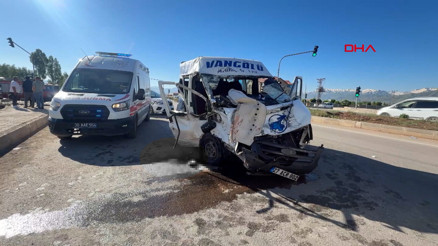 Hakkaride servis minibüsü ile hafriyat kamyonu çarpıştı