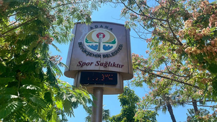 Adana sıcağı termometreyi bozdu Vatandaşlar parklardaki gölgelik alanlarda serinledi Adana sıcağı termometreyi bozdu Vatandaşlar parklardaki gölgelik alanlarda serinledi