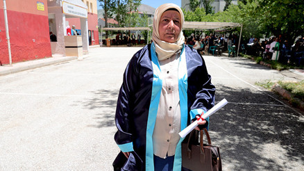 Şehit oğlunun isteğini yerine getirdi Hamide Korkmaz 51 yaşında liseden mezun oldu