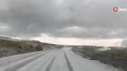 Ardahanda dolu yağışı: Karayolu beyaza büründü