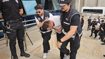 Rüşvet şüphelisi doktor, kürtaj için 10 bin ile 100 bin lira arasında değişen miktarlarda para istemiş Rüşvet şüphelisi doktor, kürtaj için 10 bin ile 100 bin lira arasında değişen miktarlarda para istemiş