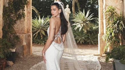 Dua Lipa milyonluk düğünde bu gelinliği giymiş