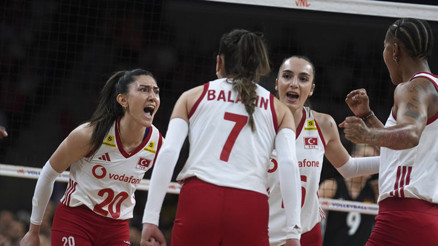 Filenin Sultanları 2-0dan geri döndü (Türkiye 3-2 Almanya voleybol maçı)