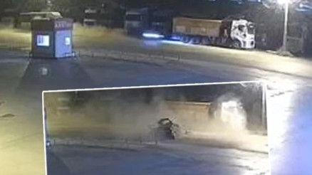 Ankarada otomobil kamyona çarptı; kaza kamerada