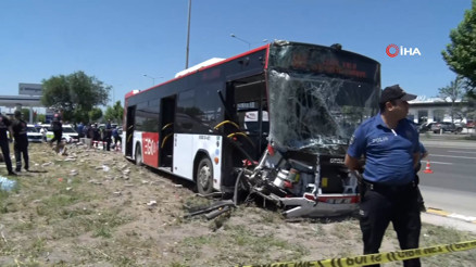 Ankarada belediye otobüsü kaza yaptı