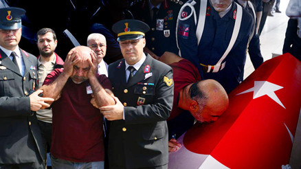 Şehit uzman çavuşun cenazesinde yürekleri parçalayan an: Acılı baba gözyaşlarına boğuldu