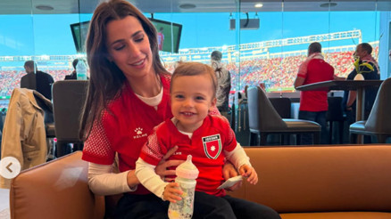 Futbol aşkına, kucakta çocuk dünyanın bir ucuna gittiler: Büyüyünce Annem ve babam beni milli maça götürmüştü dersin