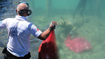 Bodrumda denizin dibinden 250 kilogram çöp çıktı
