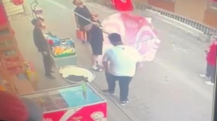 İstanbul’da ilginç olay 8inci kattan düşen yavru kediyi şemsiyeyle kurtardılar