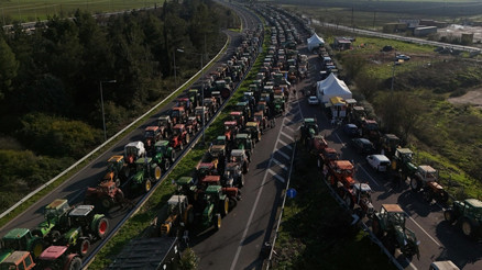 Komşuda çiftçiler sokağa indi