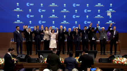 AK Partiye yeni katılımlar: Rozetlerini Cumhurbaşkanı Erdoğan taktı