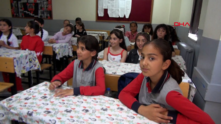 3 yıl okulun tek öğrencisiydi; nakil sonrası 32 arkadaşıyla karne heyecanı yaşadı