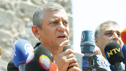 Özgür Özel: Binaları bıraktık yürüyoruz