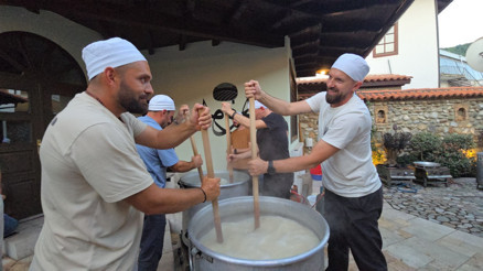 Prizrende aşure geleneği: Halveti Tekkesinde birlik ve beraberlik kazanı kaynıyor