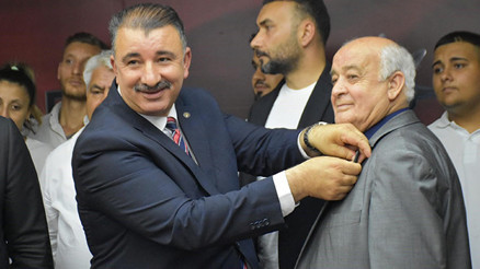 İzmirde AK Partiye katılan yeni üyelere rozet takıldı