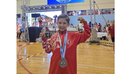 8’inde şampiyon 10 yaşında yazar