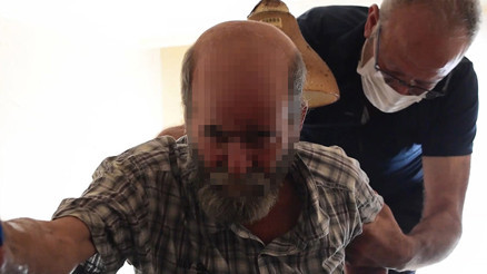 Polisten yardım istedi Biriktirdiği çöpler yüzünden evinde mahsur kalan adam kurtarıldı