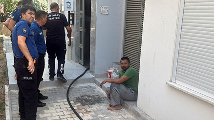 Kumanda tartışması çileden çıkardı Ateşe verdiği odadan itfaiye kurtardı