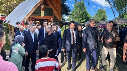 Dışişleri Bakanı Fidan ve AK Parti Sözcüsü Çelik, göl kenarında vatandaşlarla buluştu
