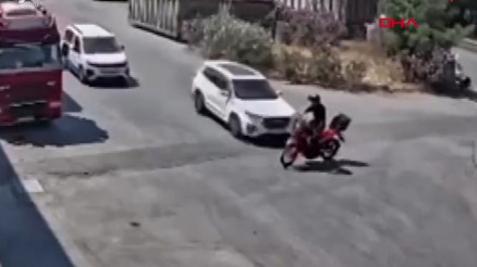 İzmirde feci kaza 15 yaşındaki sürücünün çarptığı motosiklet sürücüsü ağır yaralandı