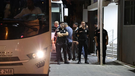 Seferihisar Belediye Başkanı Yetişkinin de aralarında bulunduğu 20 şüpheli adliyeye sevk edildi