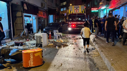 Fatih’te 4 katlı binanın çatısından düşen parçalardan 2 kişi son anda kurtuldu