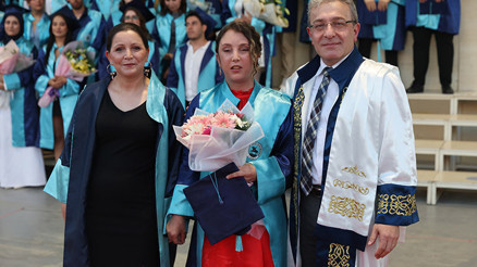 Kardelen üniversiteyi ‘annesinin gözleriyle’ bitirdi