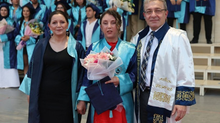 Annesinin gözleriyle mezun oldu