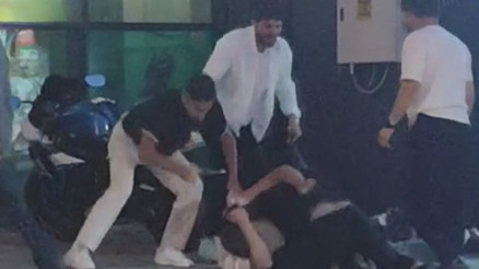 İstanbul’da gençlerin kavgası kamerada Yere yatırıp demirle darbettiler