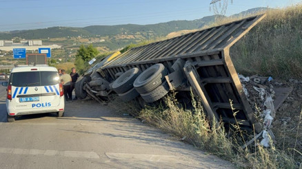 Samsunda faciadan dönüldü Hurda yüklü kamyonun freni patladı