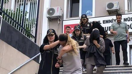 İstanbulda ev hırsızlığı şüphelisi 3 kadın yakalandı: Birinin 238 suç kaydı çıktı