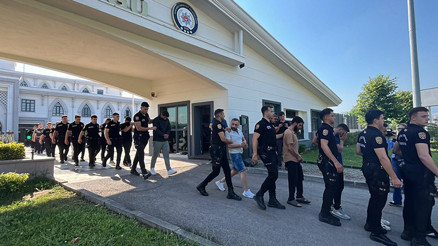 Kocaeli merkezli 27 ilde yasa dışı bahis operasyonu: 119 şüpheli adliyeye sevk edildi Kocaeli merkezli 27 ilde yasa dışı bahis operasyonu: 119 şüpheli adliyeye sevk edildi