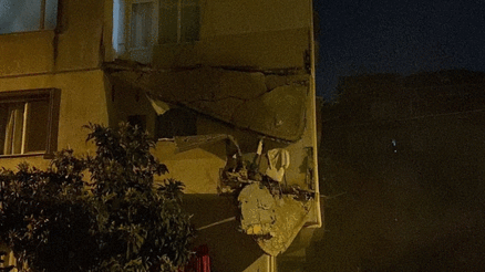 Küçükçekmecede panik anları 5 katlı apartman boşaltıldı