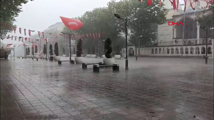 İstanbul sağanak yağmur: Caddeler su içinde kaldı