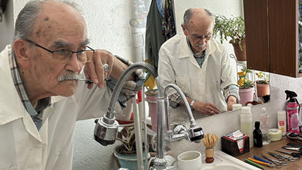 Kısa pantolonla gelenler şimdi dede oldu: 71 yıldır aynı saatte açarım