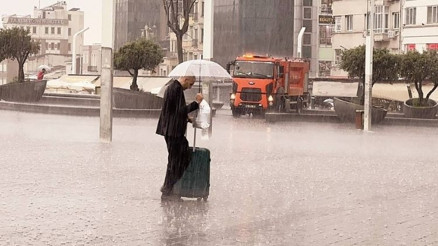 40 dakikada 2 aylık yağış düştü… İstanbul’u sağanak vurdu