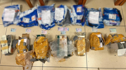 İstanbulda göçmen kaçakçılığı operasyonu: Sahte belgeleri kargoyla yurt dışına gönderen şüpheli tutuklandı İstanbulda göçmen kaçakçılığı operasyonu: Sahte belgeleri kargoyla yurt dışına gönderen şüpheli tutuklandı