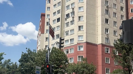 Beylikdüzünde 23 yaşındaki genç ailesiyle yaşadığı evde ölü bulundu