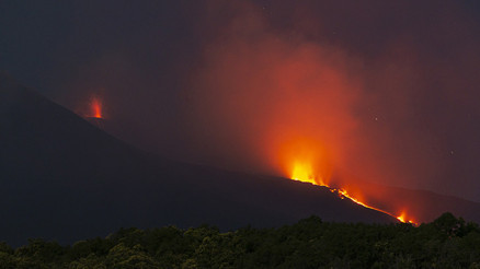 Etna Yanardağı hareketlendi: Uçuşlar durduruldu Gökyüzü kül bulutuyla kaplandı