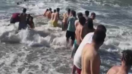 Dalgalarla kıran kırana mücadele… İnsan zinciri oluşturup 2 kişiyi kurtardılar Dalgalarla kıran kırana mücadele… İnsan zinciri oluşturup 2 kişiyi kurtardılar