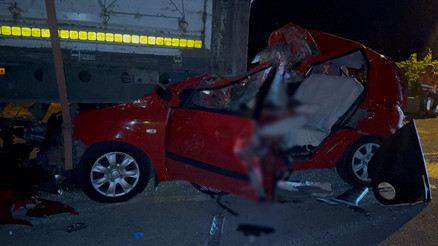TIR’a arkadan çarpan otomobil hurdaya döndü: 21 yaşındaki genç sürücü öldü
