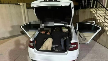 Hatayda otomobil bagajından göçmen çıktı İnsan taciri tutuklandı, 102 bin TL ceza kesildi