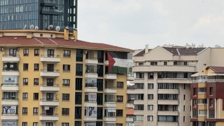 ABD Başkanı Trumpın kalacağı otelin karşısına Filistin bayrağı asıldı