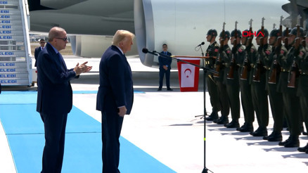 Trump, Muhafız Alayı Tören Kıtasını Merhaba asker diyerek selamladı