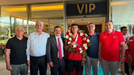 Altın küreğe çiçekli karşılama