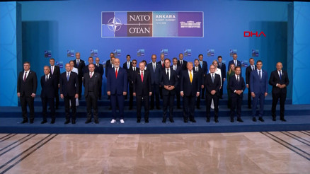 NATO Liderler Zirvesinde aile fotoğrafı çekildi