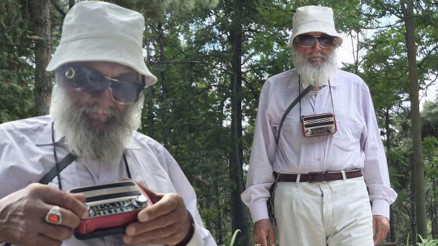 Sait dede teknolojiyi reddetti Ne televizyonu var ne de telefonu: Tek dostunu yanından ayırmıyor Sait dede teknolojiyi reddetti Ne televizyonu var ne de telefonu: Tek dostunu yanından ayırmıyor