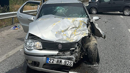 Edirne’de otomobil ile hafif ticari aracın çarpışmasında 6 kişi yaralandı